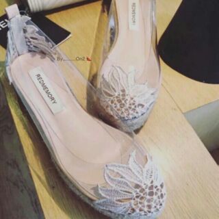 Valentino resin shoes  รองเท้าเรซิ่นใส หัวลายลูกไม้