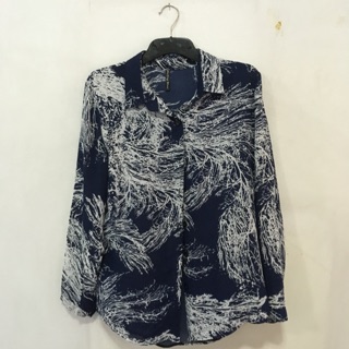 เสื้อเชิ้ตแขนยาวผ้าชีฟอง ลายกราฟฟิก สีน้ำเงิน ใส่ทำงานได้ free size ใส่ไม่เกิน5ครั้ง