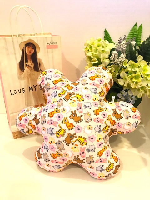 หมอนเม็ดโฟมไมโครบีท ทรงนี้เหมาะสำหรับคนชอบหมอนนิ่ม ใบใหญ่นอนได้เต็มคอ สามารถนำมารองหลังได้