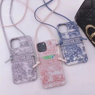 เคสงานหนังพร้อมสายสะพายพร้อมที่เสียบบัตร จะสะพายบ่า หรือ สะพายแบบ cross body ได้ตามใจเลยค้า พร้อมส่งมีบริการเก็บปลายทาง