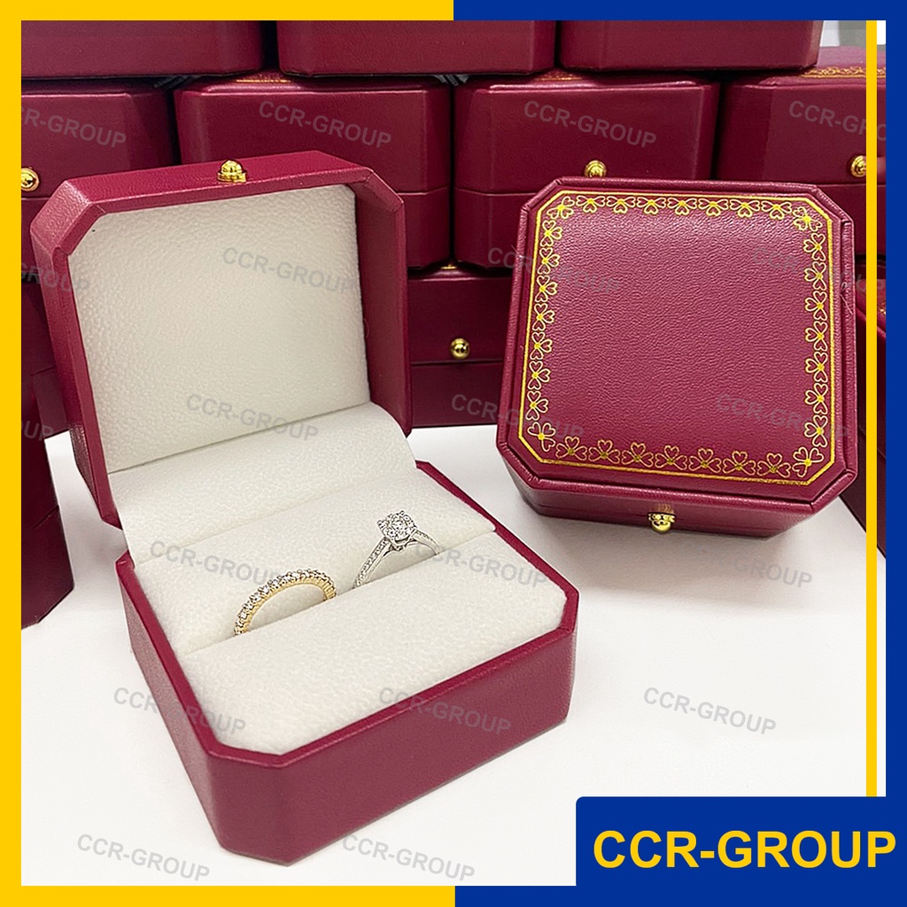 กล่องใส่แหวนคู่สุดหรู สีแดงเลือดหมู สไตล์cartier ด้านในเเป็นเนื้อผ้าชามัว หรูหรามาพร้อมหมุดทอง
