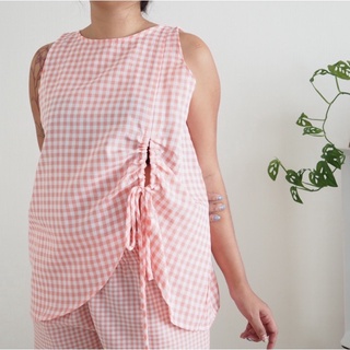 เสื้อกล้ามลายสก๊อตพีชเปิดข้าง Kiko tanktop peach gingham cotton