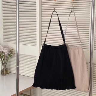 Pleat tote bag - large size กระเป๋าผ้าอัดพลีท สะพายข้าง by MAMIL