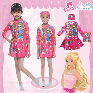 ชุดว่ายน้ำเด็กผู้หญิง Barbie สีชมพู บอดี้สูทเสื้อแขนสั้นกระโปรงกางเกง พร้อมหมวกว่ายน้ำและถุงผ้า ลิขสิทธิ์แท้