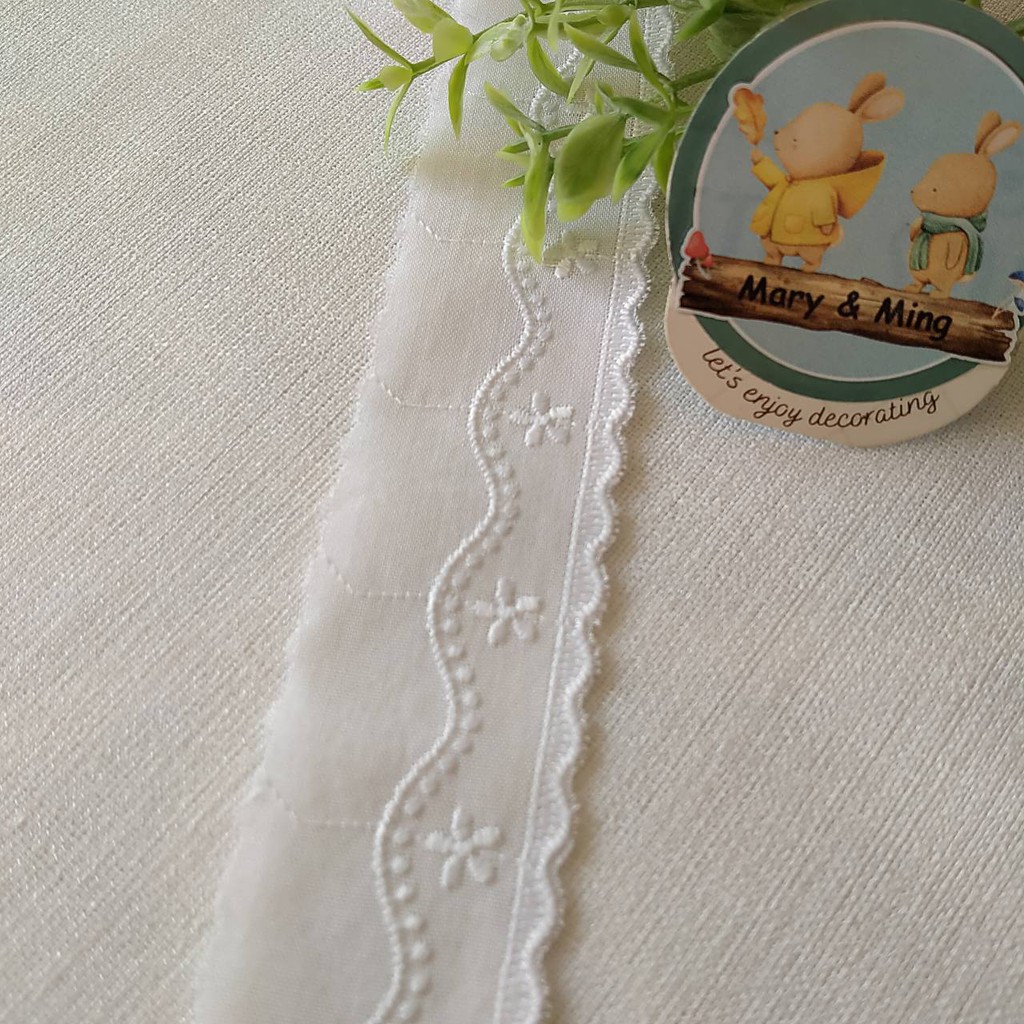 ผ้าลูกไม้ คอตตอนริมปัก สีขาว กว้าง 2 นิ้ว 1 หลา ราคา 35 บาท / ลูกไม้ วินเทจ