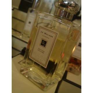 Jomalone vetiver Jomaloneน้ำหอมโจมาโลนมากไปด้วยความเป็นตัวเองที่สื่อถึงรสนิยมของผู้ใช้ทั้งชายและหญิง 100มล. พร้อมกล่องถุ