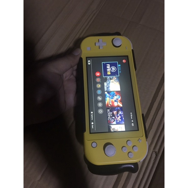ขาย Nintendo Switch Lite มือสอง พร้อม grip พร้อมสายชาร์จ(สายชาร์จไม่แท้นะครับ)