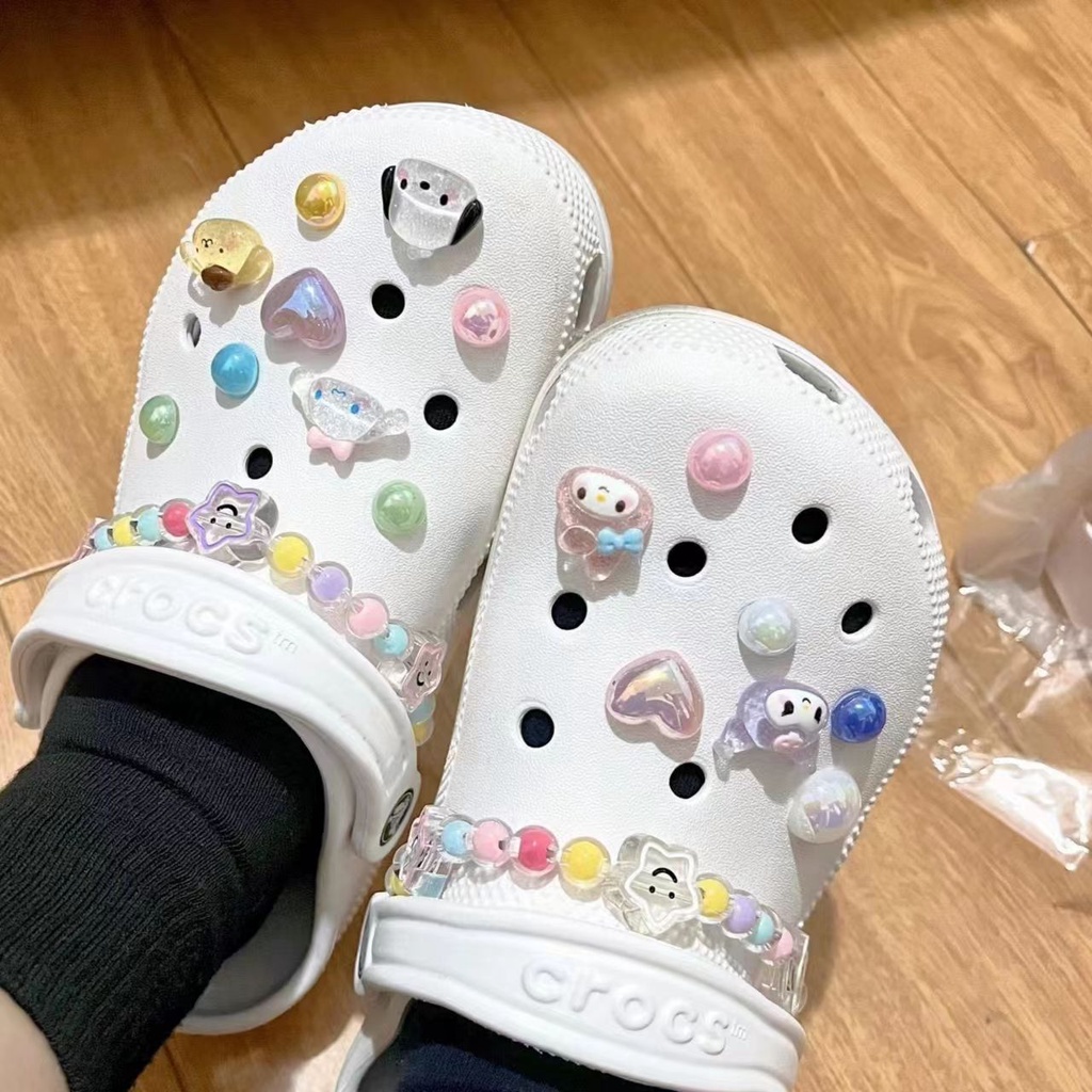 jibbitz crocs ตัวติดรองเท้า Sanrio อุปกรณ์เสริมรองเท้า ประดับลูกปัดทับทิม รูปหัวใจ และหน้ายิ้ม สีสันสดใส diy ที่ติดรองเท้า