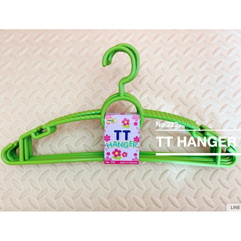 ไม้แขวนเสื้อพลาสติก คุณภาพดี สีเขียว อย่างหนา ขนาดทั่วไป No.222 TT Hanger 1 แพ๊ค บรรจุ 5 ชิ้น