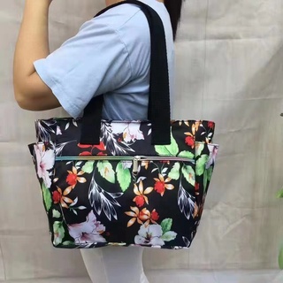 กระเป๋าสะพายข้าง รูปลักษณ์ที่ทันสมัย ขนาด 40 × 26 × 12 ซม.สามารถปรับความยาวของสายสะพายได้