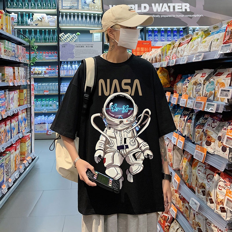เสื้อยืดลายนักบินอวกาศหลวมสไตล์เกาหลีเสื้อลําลองแขนสั้นผู้ชาย