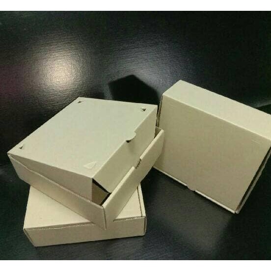 กล่องใส่อาหาร 5.5 นิ้ว แพค 50 ใบ ขนาด 5.5 x 5.5 x 2 นิ้ว กล่องพิซซ่า Pizza Box ขนมอบ เบอเกอรี่ สีน้ำตาลอ่อน ไม่พิมพ์ลาย
