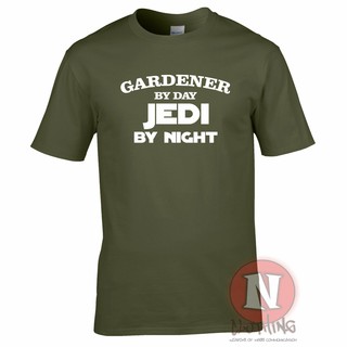 T-shirt เสื้อยืด พิมพ์ลาย Gardener By Day Jedi Night Retirement Leaveing Birthday Star Wars สําหรับผู้ชาย S-5XL