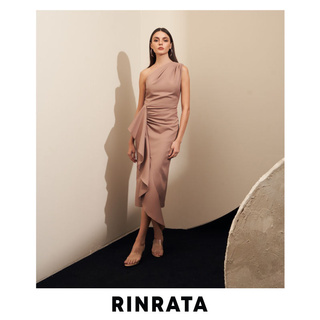 RINRATA - ชุดเดรสไหล่เดียว จับเดรพช่วงไหล่ มีระบาย รุ่น Aden สีน้ำตาล