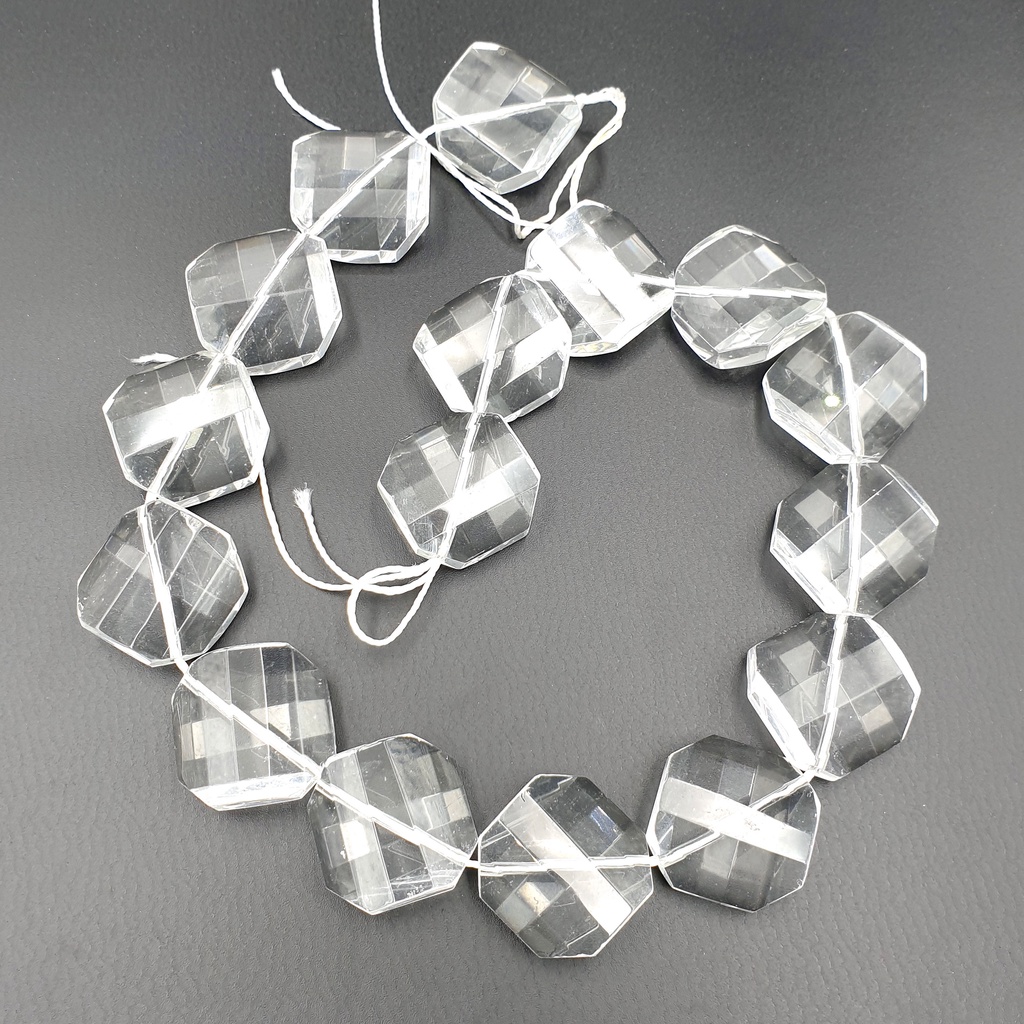 ลูกปัดคริสตัลทรงสี่เหลี่ยมจัตตุรัสแบนเจียรเหลี่ยม (Faceted Flat Square Clear Crystal 18x18 mm สีขาวใส (LZ-0532}