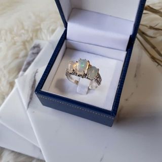 OPAL RING แหวนโอปอล น้ำสวย พลอยเหลือบแสง เกรดพรีเมียม ตัวเรือนเงินแท้ 925 ประดับสวารอฟกี้มาคาไซต์