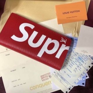 กระเป๋าสตางค์ supreme สุดหรูใช่ได้ทั้งชายเเละหญิงกันเลยทีเดี่ยว