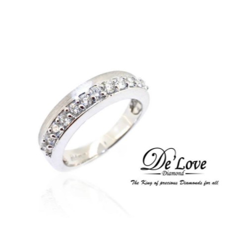 10045 แหวนแถวครึ่งวง ตัวเรือนทองคำขาว ประดับเพชรแท้น้ำ 100 เก๋และหรูหรา ใส่ติดนิ้วได้ทุกวัน จาก De'Love Diamond โดยตรง