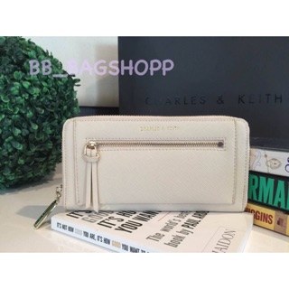 CHARLES &amp; KEITH FRONT ZIP DETAIL WALLET (outlet) สีเบจครีม