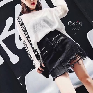 Body Con Jeans Skirts กระโปรงยีนส์ฟอกทรงเข้ารูปสวย ผ้ายีนส์อย่างดี ดีเทลด้านหน้าแต่งซิปเก๋ๆ ชายกระโปรงแต่งขาด