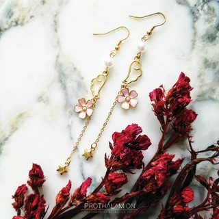 Korea Cute Pink Sakura Wing Gold Earrings : ต่างหู ตุ้มหู สีทอง การ์ดแคปเตอร์ ซากุระ ชมพู น่ารัก