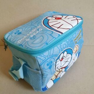 กระเป๋าสะพาย เก็บร้อนเย็น ลาย โดเรม่อน Doraemon ด้านในเป็น ฟรอย ค่ะ ขนาด 8.5x5x6 นิ้ว