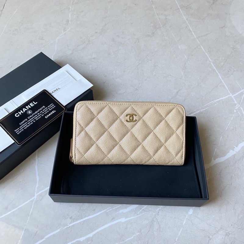 Used once ‼️ Chanel zippy wallet medium holo 27สีสวยผู้ดีมาก ใช้ครั้งเดียวค่ะ สีนี้หายาก สภาพสวยขนาดนี้