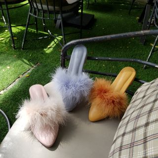 รองเท้าแตะสวม หัวแหลม ตกแต่งขนนิ่มฟู Fluffy Sandals