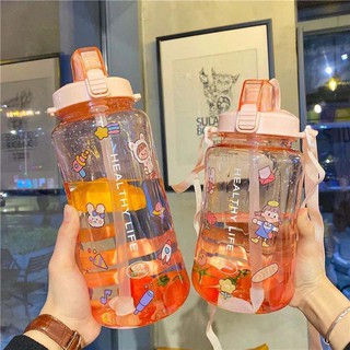 2 ลิตร 5 สีขวดน้ำพกพาพร้อมฟางขวดน้ำน่ารักกันรั่ว Portable Water bottle สติ๊กเกอร์(จำนวนจำกัด)