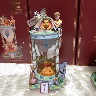 Tartah Shop พร้อมส่ง Winnie the Pooh and the Honey Tree 55th Anniversary Hourglass Snow Globe (Lot Disney USA 🇺🇸)