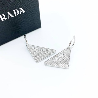 PRADA CRYSTAL HOLIDAY CRYSTAL TRIANGLE LOGO DROP EARRINGS เครื่องประดับ ตุ้มหูห่วงห้อยจี้ ปราด้า สามเหลี่ยมโลโก้ คริสตัล