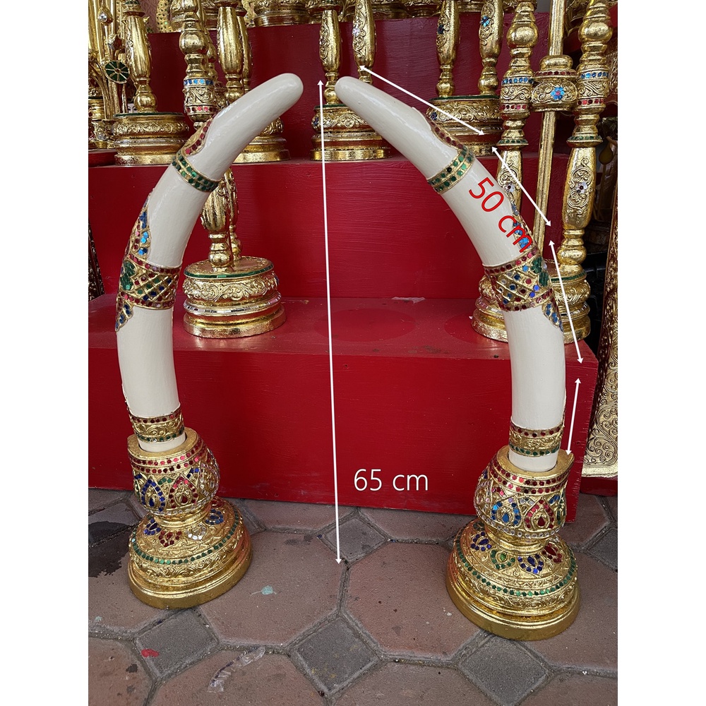 งาช้าง คู่ งาสูง 50 cm สูงรวมฐาน 65 cm ไม้จามจุรี สีขาว ฐานทองเปลวส่องประกายสุกปลั่ง ประดับกระจกหลากสี สวยงาม วัตถุมงคล