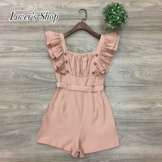 Lover’s Shop จั้มสูทขาสั้นทรงน่ารัก ช่วงแขนระบายแต่งกระดุมช่วงอก เอวมีเข็มขัดในตัว เนื้อผ้ามีความเงาๆวิ้งๆ