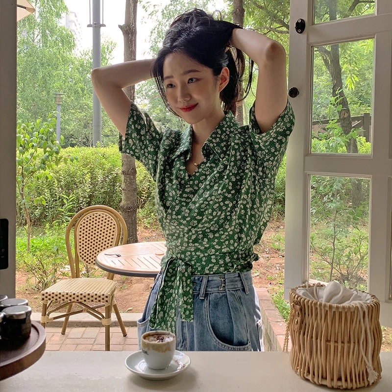 เสื้อผูกเชือกหน้า ลายดอกสีเขียว แขนสั้นคอวี สไตล์เกาหลีวินเทจ - รูปที่ 1