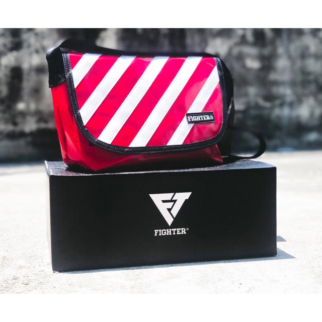 กระเป๋า Fighter Collection Off-white สีแดงตัดขาว