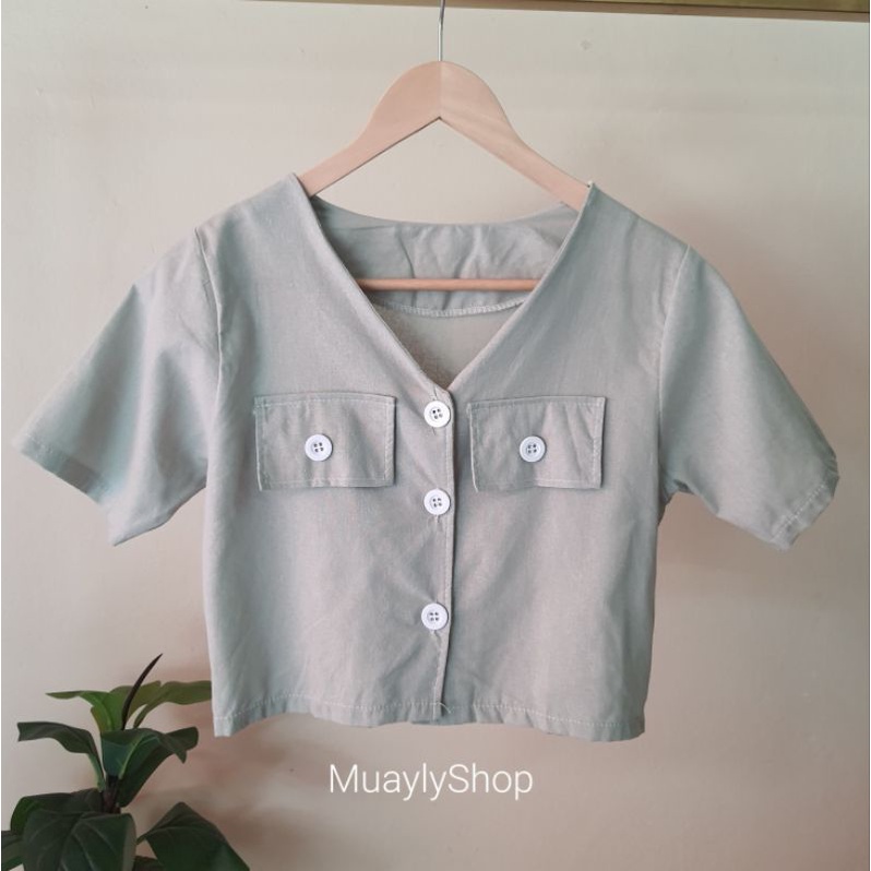 ขายดี  เสื้อครอป คอวี ผ้าคอตตอน สไตล์มินิมอล  เสื้อเชิ้ตกระดุมหน้า แต่งกระเป๋าอก แขนสั้น By Muayly Shop ราคา ถูกที่สุด ดีลบีเคเค แกลเลอรีภาพที่ 7