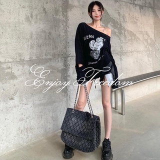 Enjoy Freedom เสื้อยืดแขนยาวลำลองสำหรับผู้หญิงเปิดไหล่ 2022 ฤดูใบไม้ร่วงและฤดูหนาวใหม่ INS เสื้อแฟชั่นแขนยาว