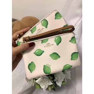 พร้อมส่ง แท้ 🇺🇸 100% New Coach 1 ซิป S รุ่น CORNER ZIP WRISTLET WITH LIME PRINT (COACH 3283) IM/CHALK GREEN MULTI