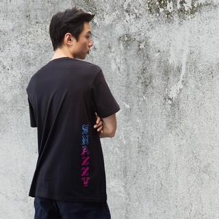 SNAZZY ZZ Gothic Vertical font (Black) เสื้อยืดชาย เสื้อยืดคอกลม เสื้อสตรีท