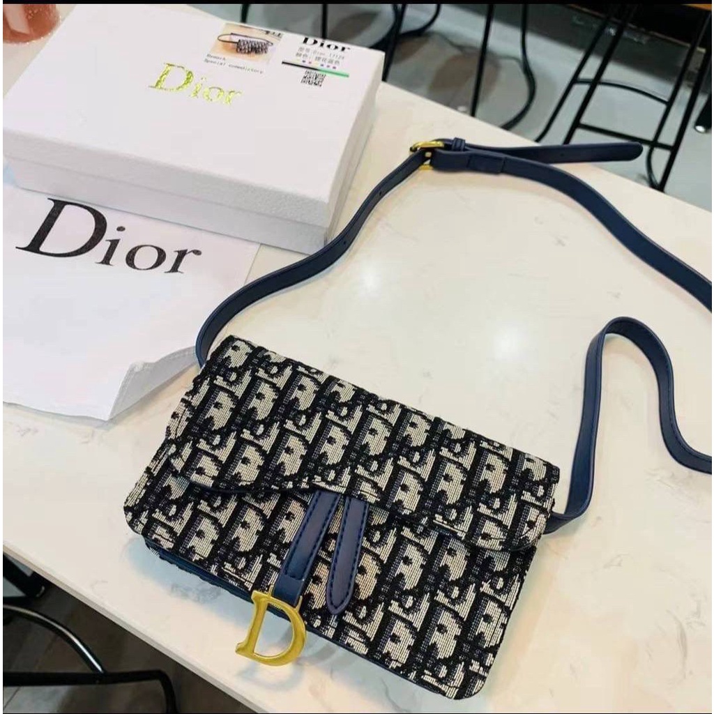 กระเป๋า คาดอกคาดเอว Christian Dior กระเป๋า Dior belt bag หรือจะนำสายสะพายกระเป๋าอื่น มา DIY เป็นสะพายข้างก็สวย น่ารัก