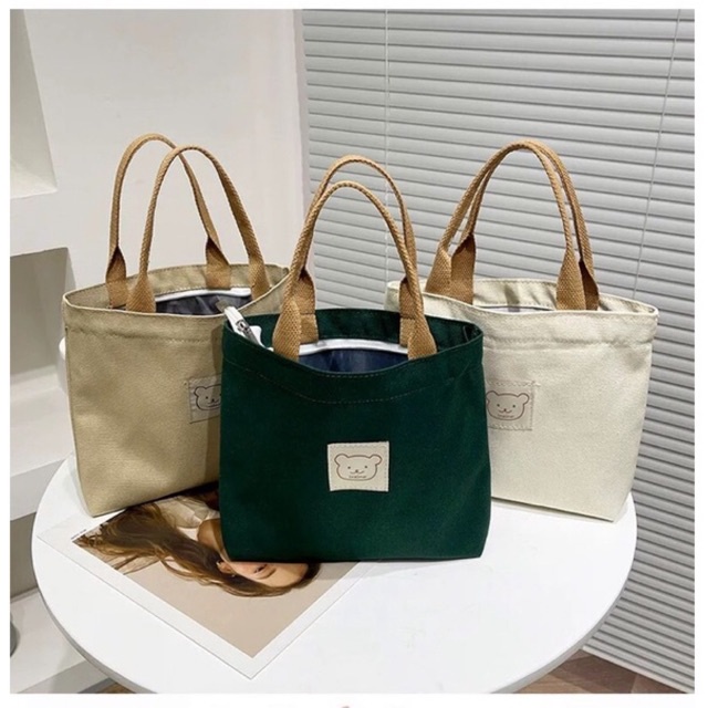มี 2 แบบ แบบถือและสะพายไหล่ กระเป๋าผ้าโลโก้หน้าน้องหมีน่ารัก 🐻มีซิป ผ้าแคนวาส น้ำหนักเบา👍🏻
