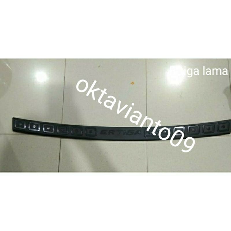 ชายบันได Ertiga 2016 สีดํา