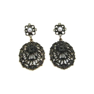 Tanitt gems ต่างหูลงดำฉลุลายประดับไข่มุกสไตล์โบราณ รุ่น TNER058 -Black