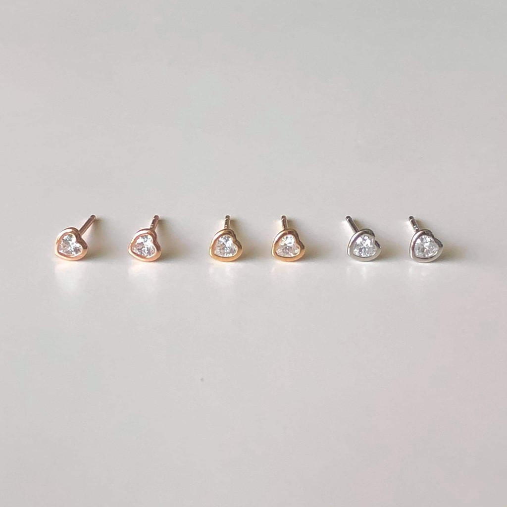 (โค้ด DMEBK ลด 120.-) Winterwinter Jewelry Silver925 : เครื่องประดับเงินแท้ เงินแท้925 ต่างหูเพชรรูปหัวใจเล็กๆ ( 3 mm )