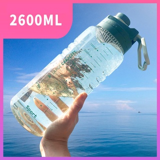 【พร้อมส่ง】ขวดน้ำนักกีฬา 2600ml ความจุขนาดใหญ่ ขวดน้ำดื่มแบบพกพาที่มีระดับน้ำ ไม่มี BPA