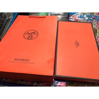 กล่องผ้าพันคอ hermes ขนาดกล่อง ( ยาว35cm กว้าง22 cm หนา 4.5cm  )