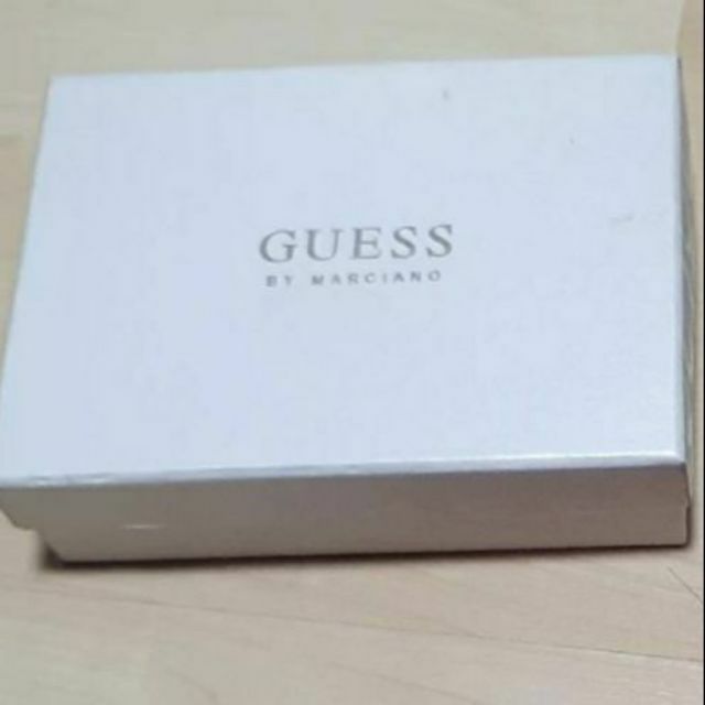กล่องกระเป๋าสตางค์ Guess