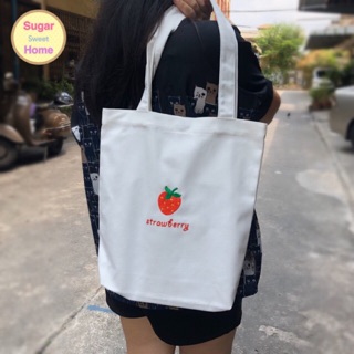 กระเป๋าผ้าแคนวาส ปักลายสตรอว์เบอร์รี (strawberry canvas tote bag)