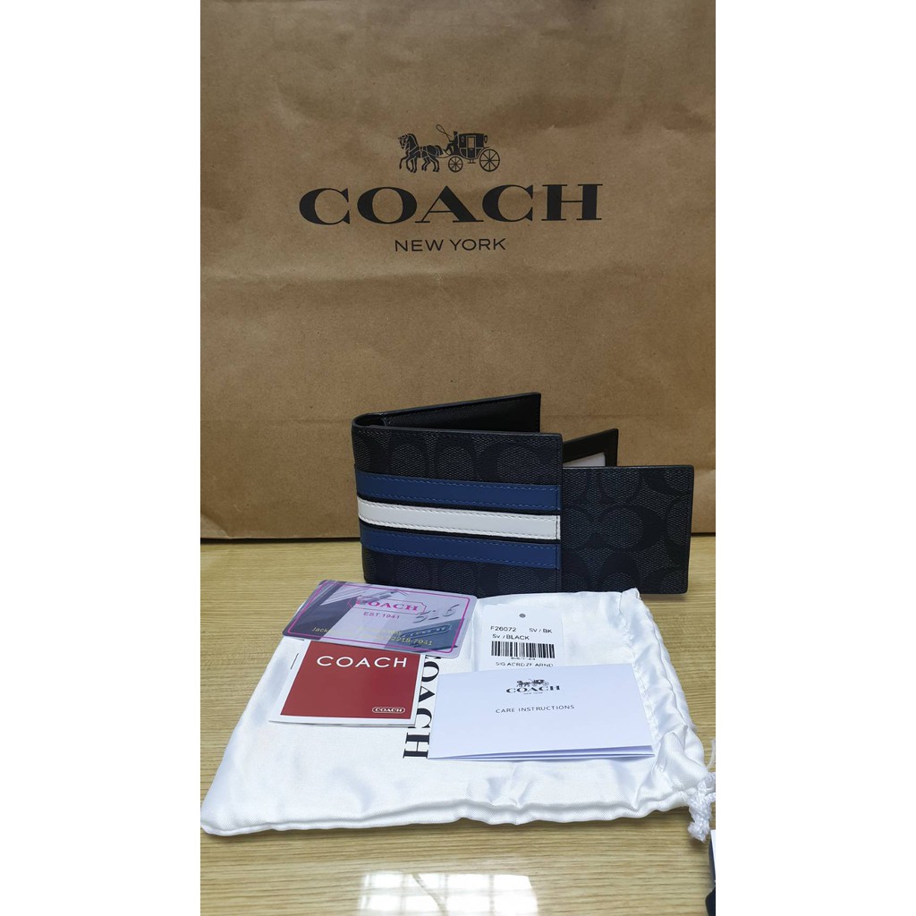 กระเป๋าสตางค์ผู้ชาย COACH F26072 SV/BK ลาย C คาดน้ำเงิน+ขาว (มีไส้)ของแท้100% มีช่องใส่บัตร 2 ข้าง และมีกระเป๋าใส่บัตรใบ