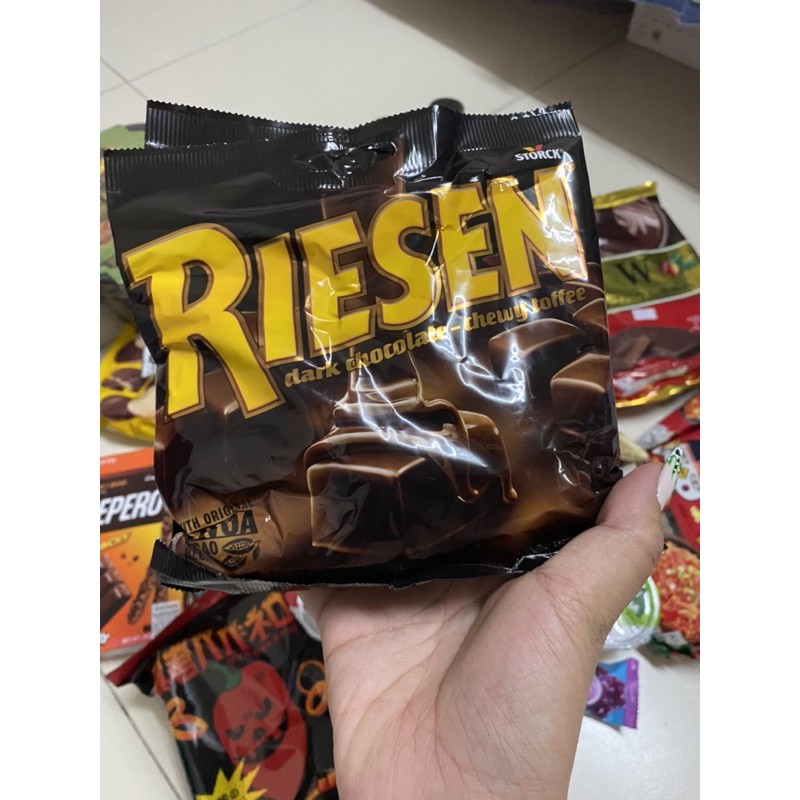 RIESEN dark Chocolate-chawy toffee (สตร็อค รีเซน รสช็อกโกแลต)